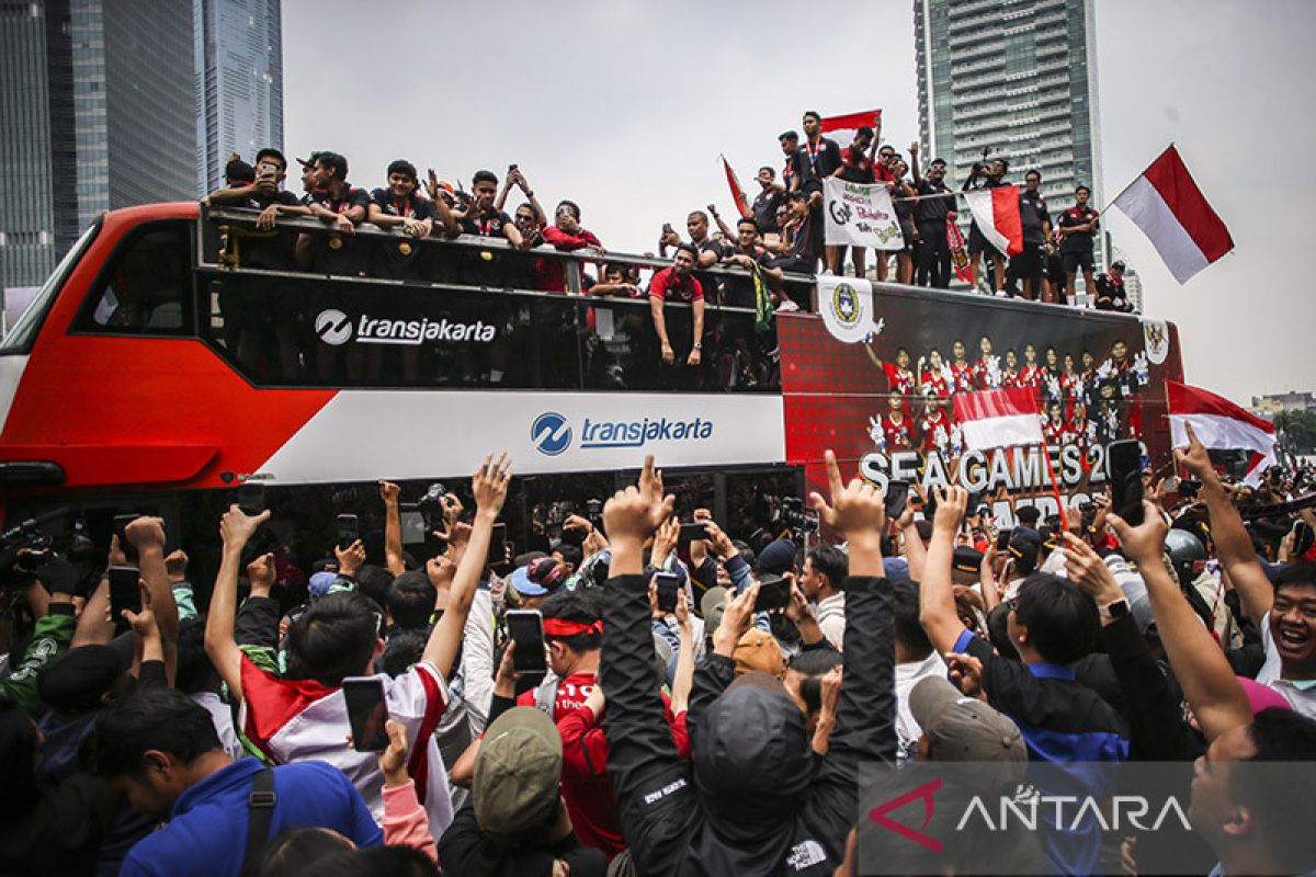 Timnas U-22 tiba di GBK naik bus TransJakarta