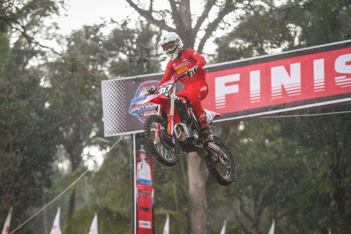 Crosser Astra Honda Tapaki Podium Tertinggi Balap Pembuka Kejurnas Motocross 2023