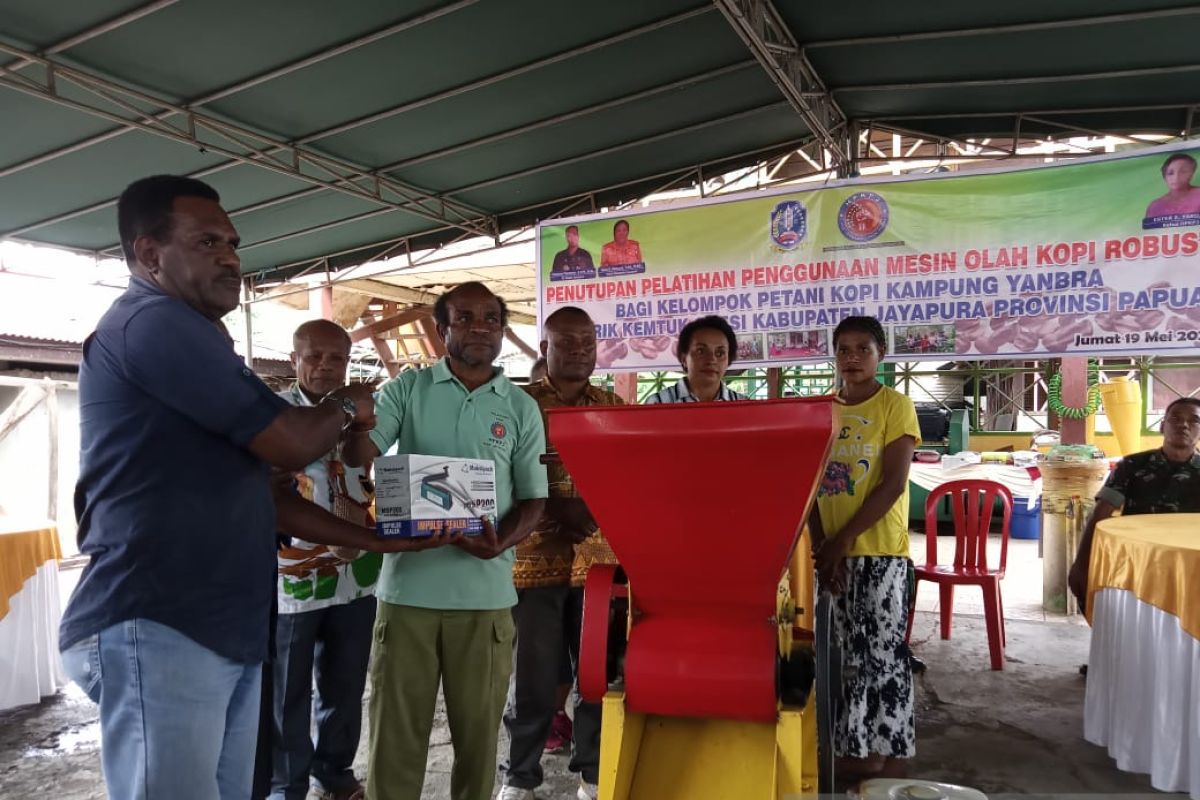 Pemkab Jayapura serahkan bantuan mesin pengupas biji kopi ke petani