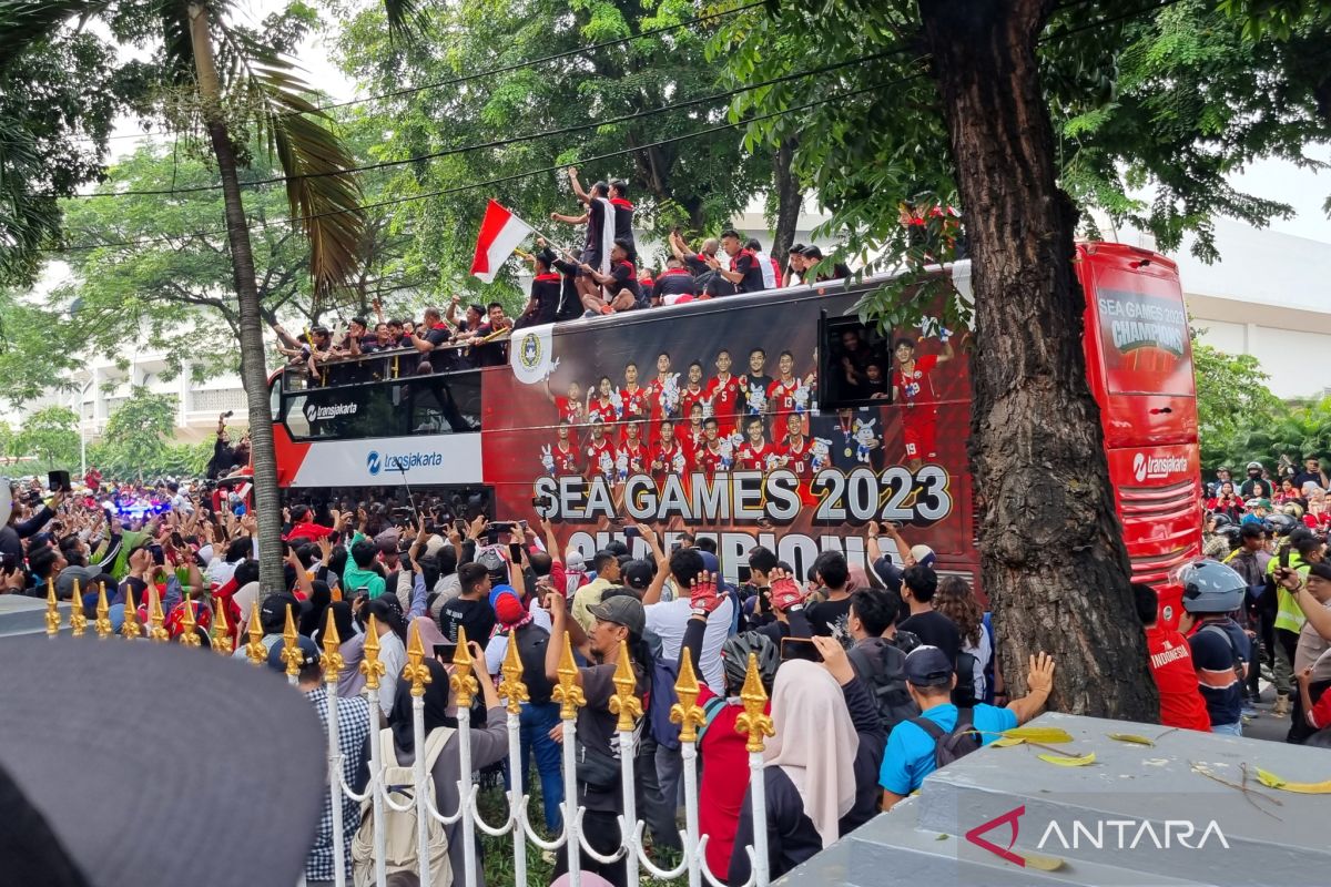 Timnas sepak bola Indonesia pimpin arak-arakan 87 emas SEA Games