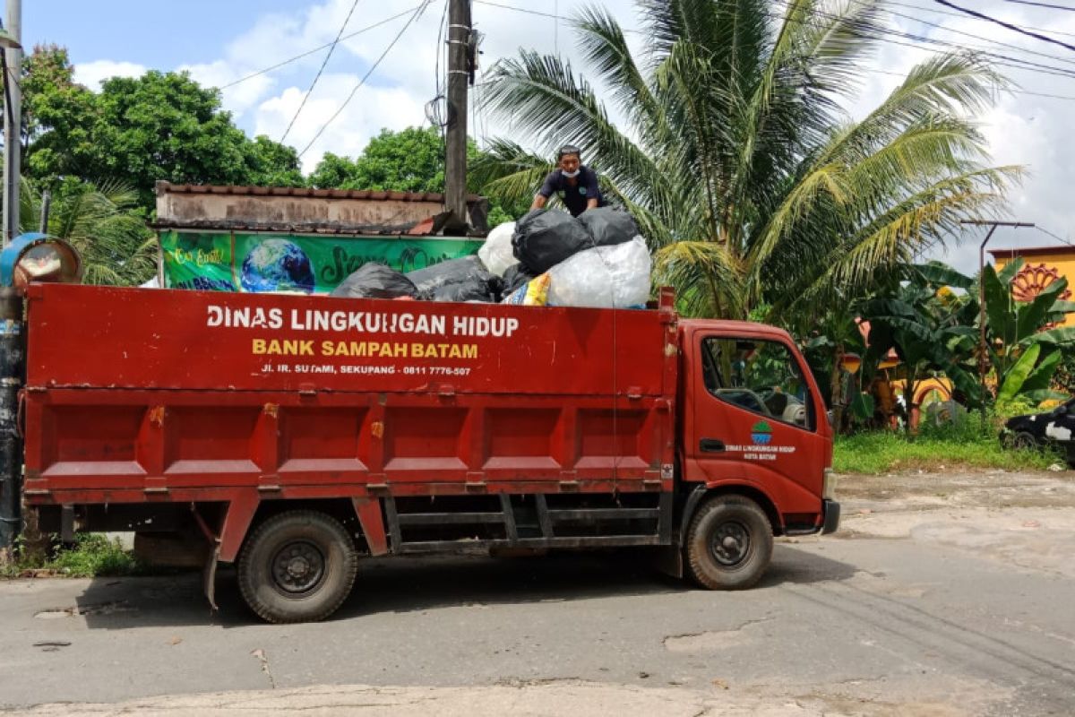 DLH Kota Batam buka layanan pengaduan pengangkutan sampah