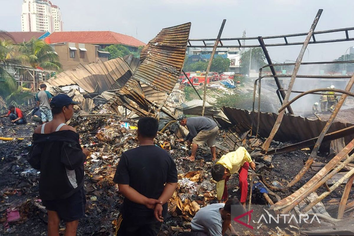 Polisi selidiki kebakaran rumah dan lapak dekat TPS Muara Baru