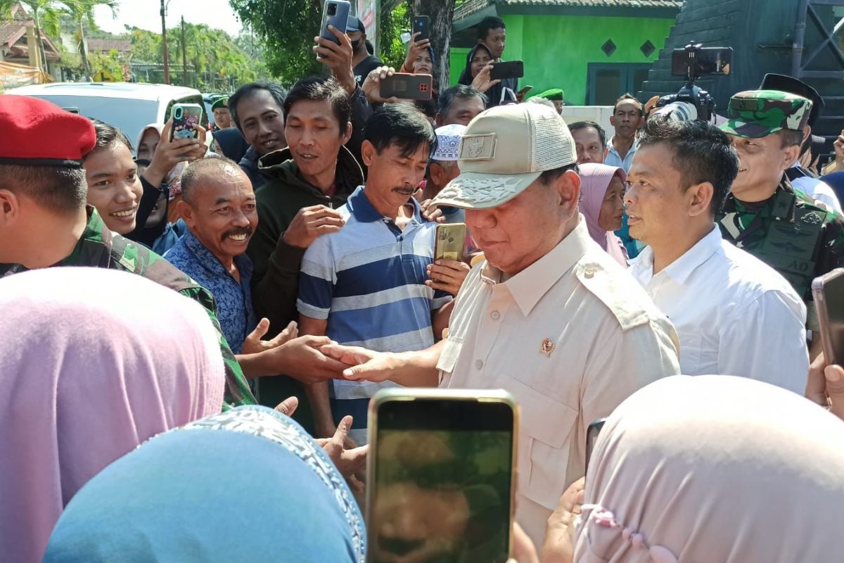 Menhan Prabowo bagikan 153 motor trail operasional babinsa di Pacitan