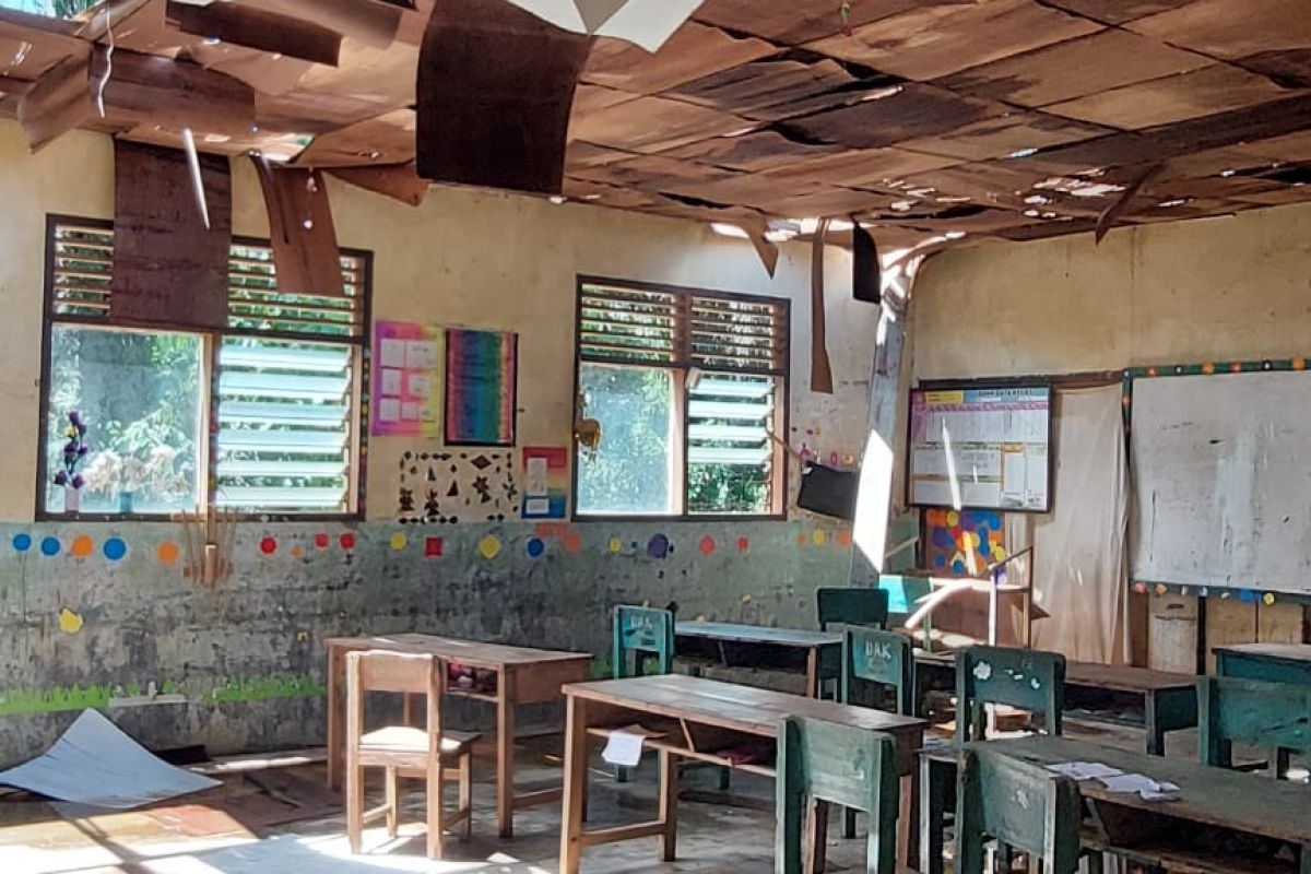 Atap ruang belajar sekolah dasar di Pasaman Barat rusak diterpa angin