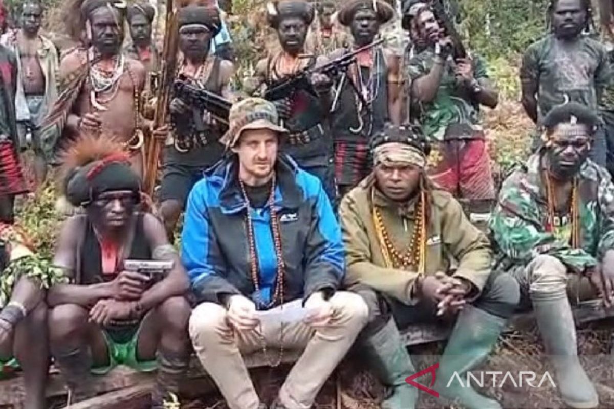 Papua police chief calls for immediate release of New Zealander pilot