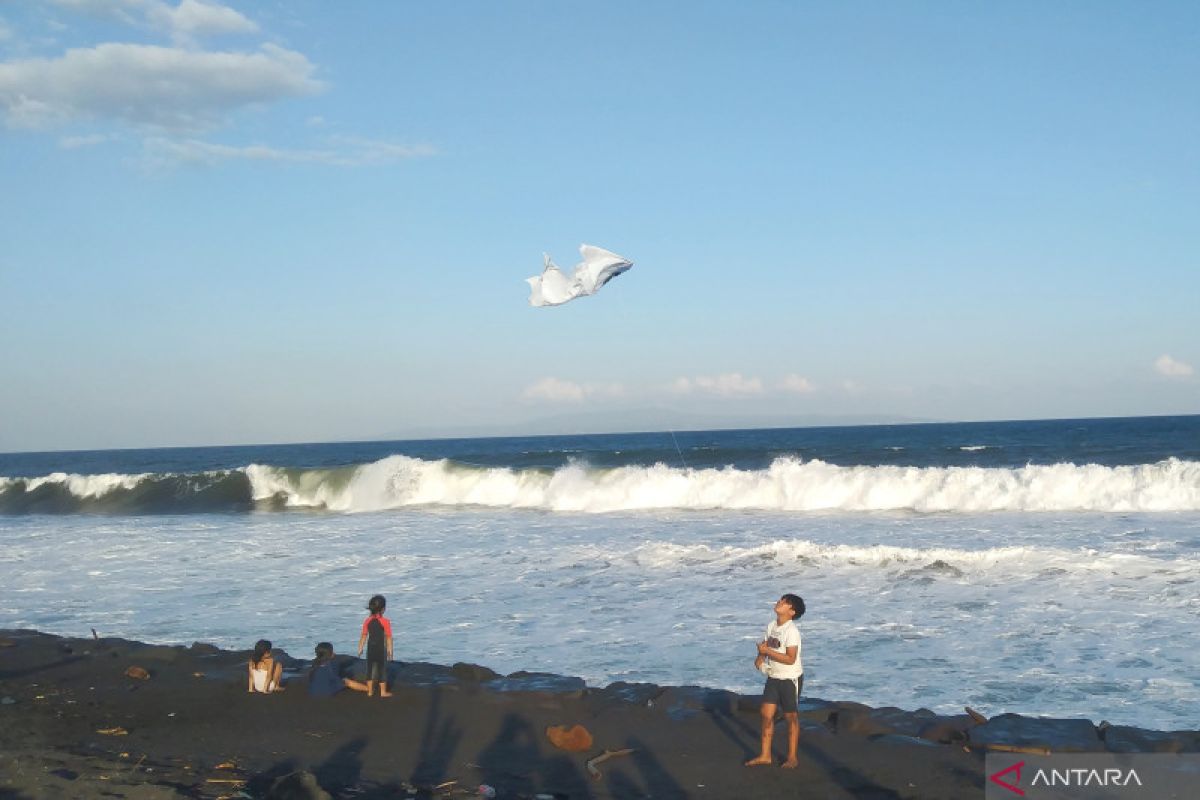 BMKG minta waspadai gelombang hingga 2,5 meter di pantai wisata Bali