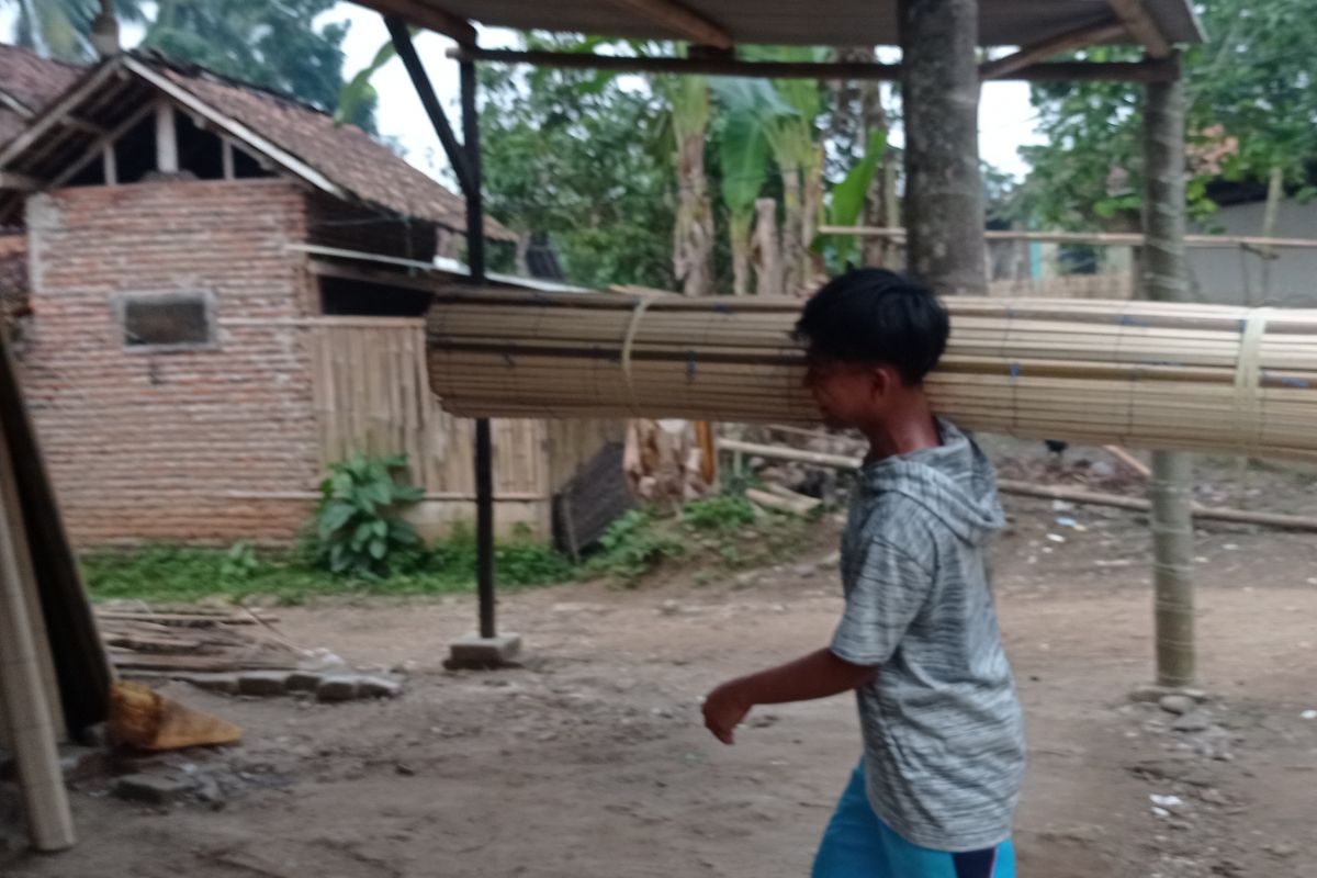 Perajin keray pelapah sawit di Kabupaten Lebak tumbuhkan ekonomi warga