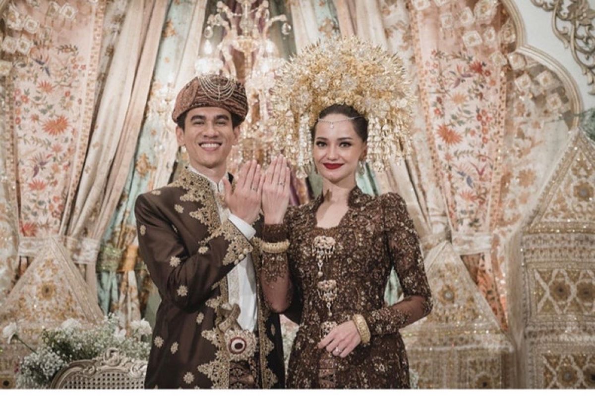 Setelah pacaran dua tahun, Enzy Storia nikahi Molen Kasetra