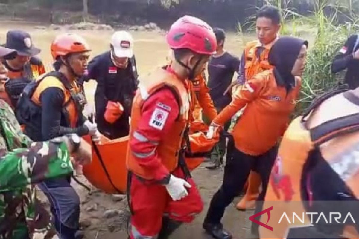 Tim SAR temukan satu dari dua bocah tenggelam di Sungai Cimandiri