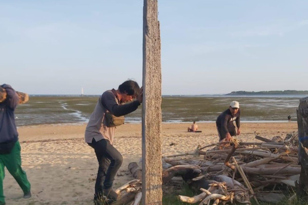 DLHK Denpasar bersihkan sampah kiriman di Pantai Sanur