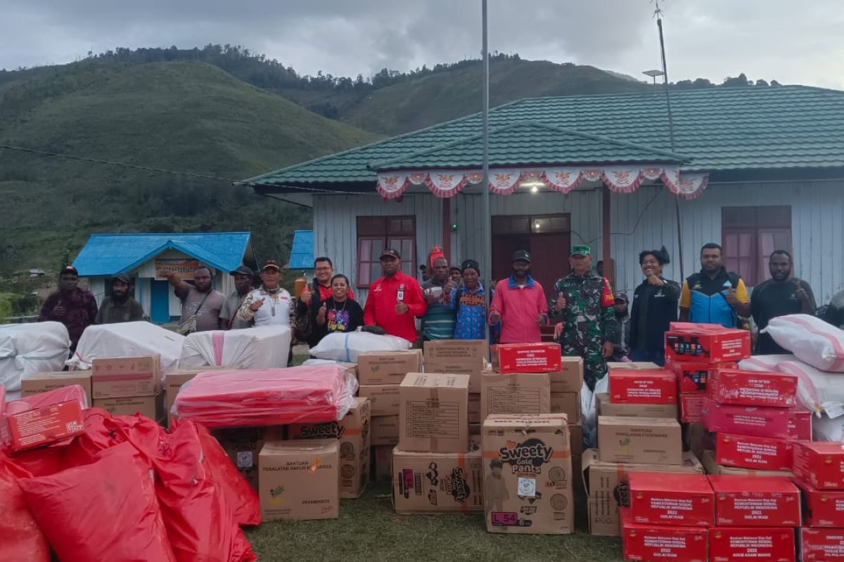 Ministry distributes some Rp300 million aid to Papua landslide victims