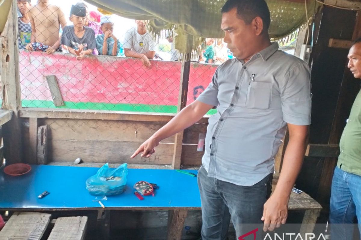 Dua pengedar narkoba terjun ke sungai saat digerebek polisi