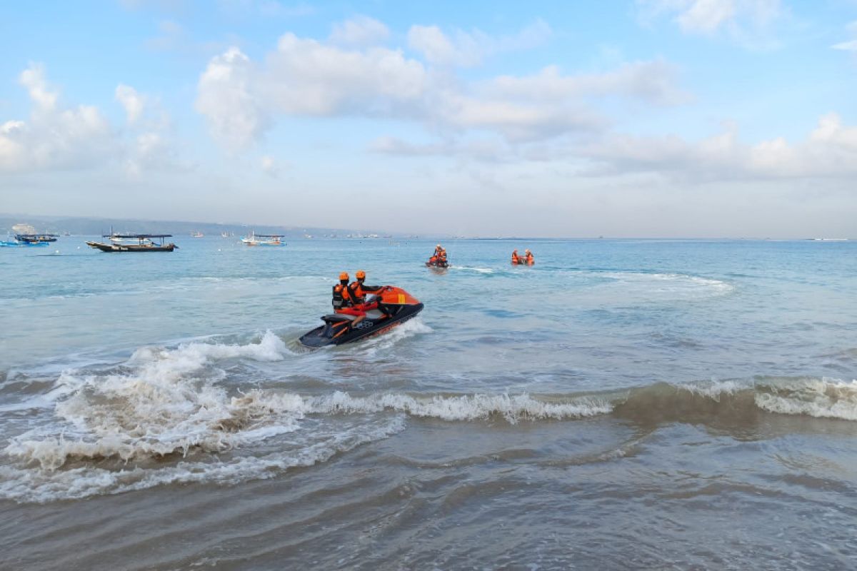 Basarnas Bali sisir Pantai Petitenget cari wisatawan yang hanyut