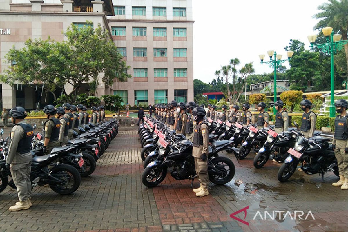 Satpol PP patroli jaga keamanan di Jaksel sambut KTT ASEAN