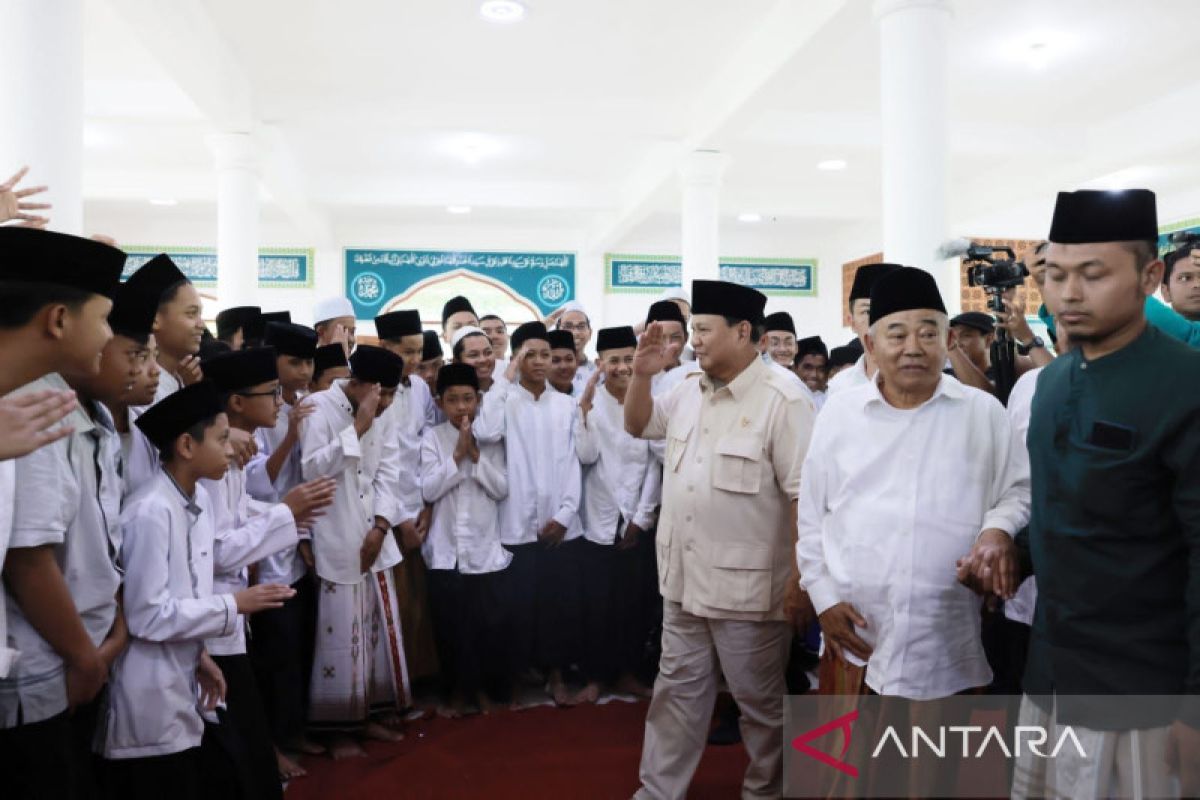 Prabowo tawarkan beasiswa saat bertemu santri berpretasi di Mojokerto