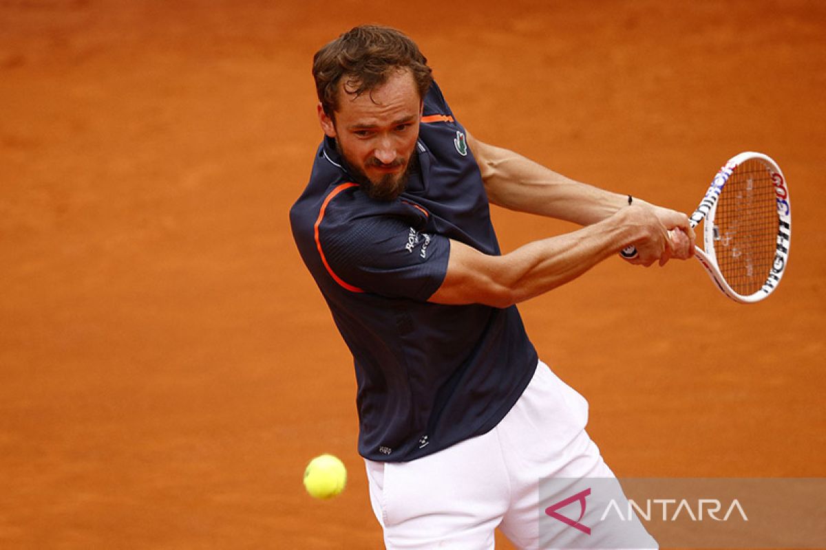Kalahkan Tsitsipas, Medvedev hadapi Rune di final Italian Open