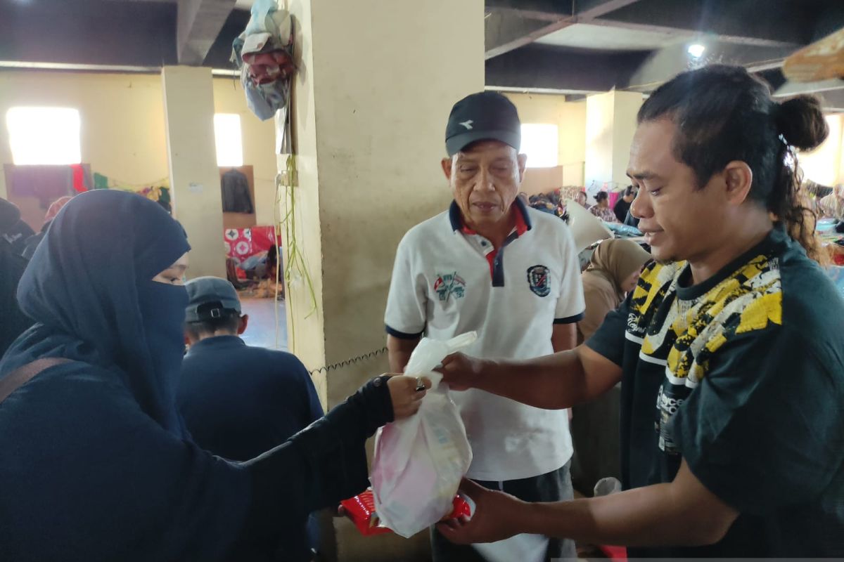 Komunitas pemuda salurkan bantuan korban kebakaran di Ambon