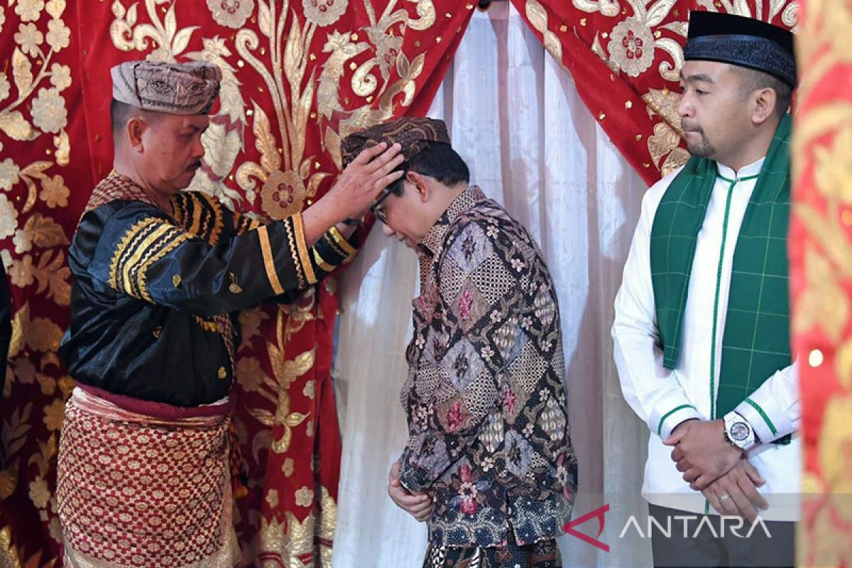 Mendes PDTT terima gelar Sultan Khalifah dari warga Minangkabau