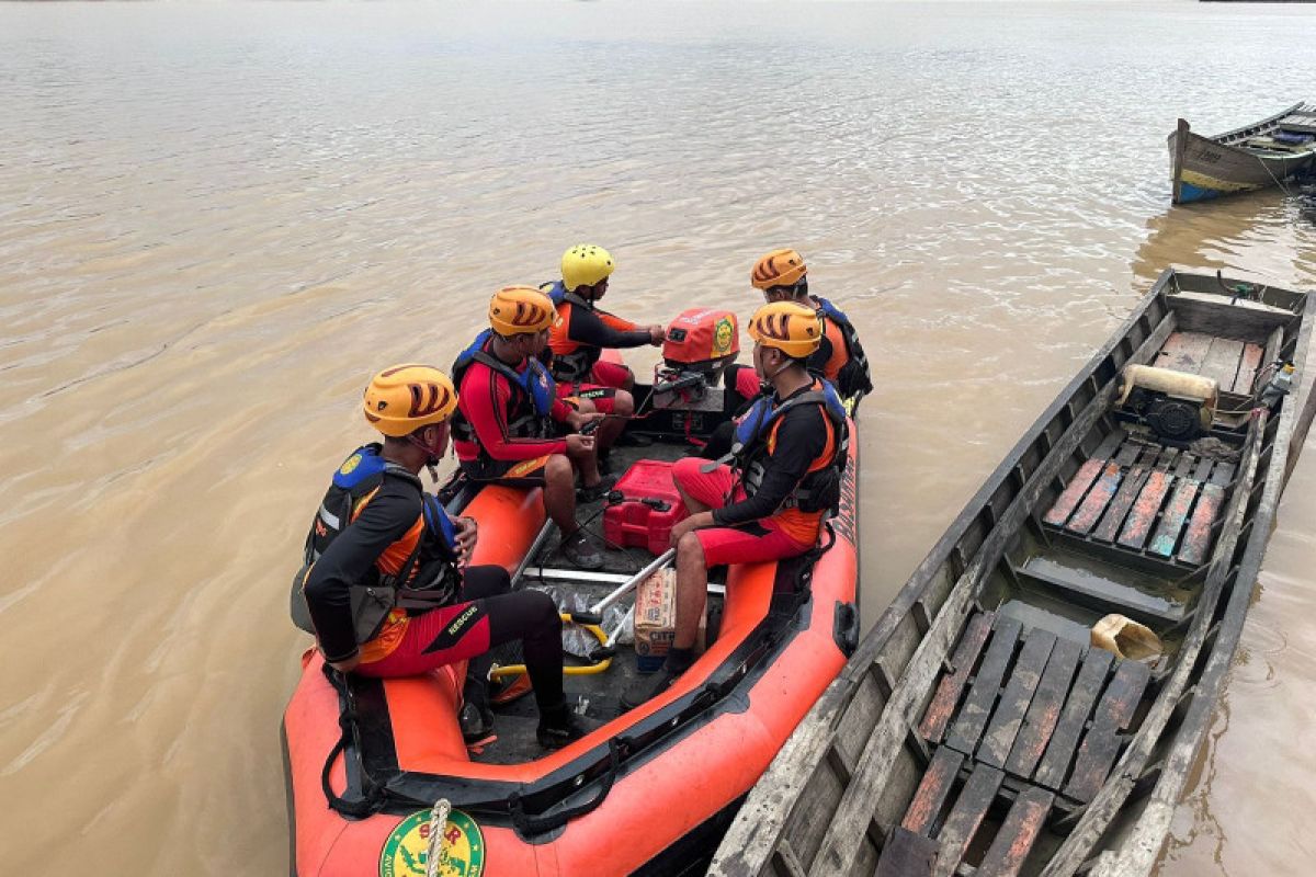 Basarnas cari warga diduga kesurupan terjatuh ke Sungai Batanghari