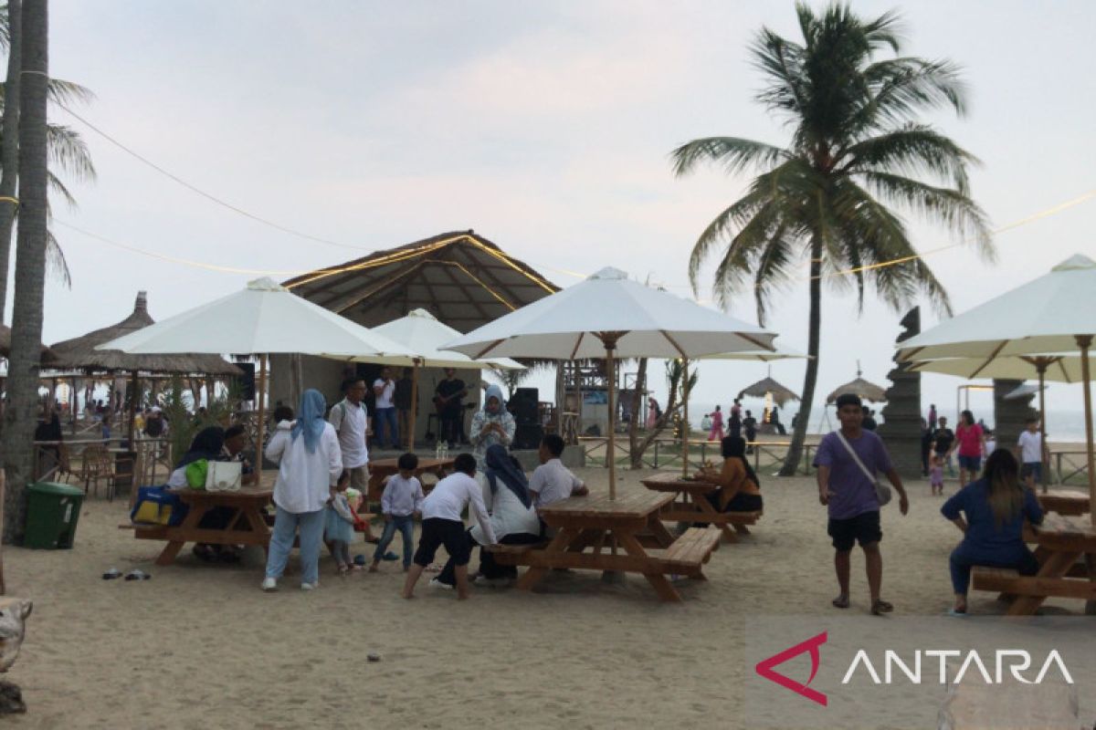 Pantai Sanggar Beach di Lampung Selatan dipadati wisatawan di hari libur