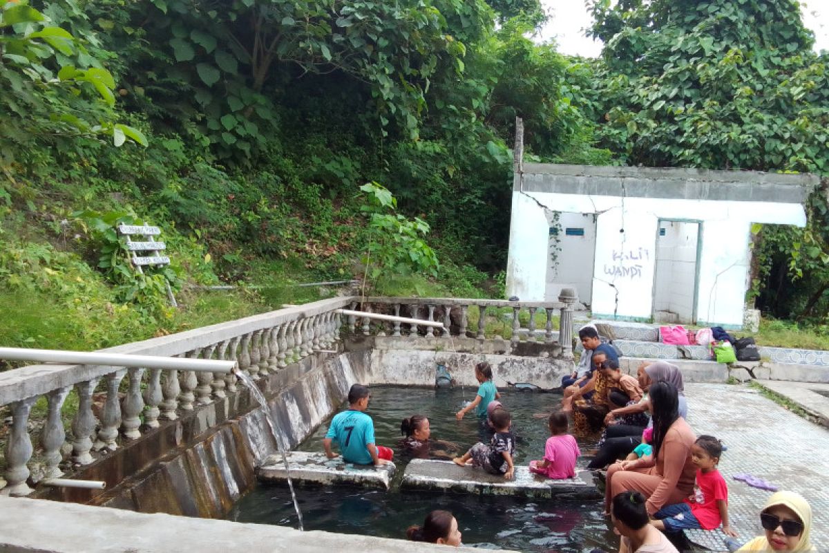 Menikmati Mantikole, pemandian air panas di Kabupaten Sigi