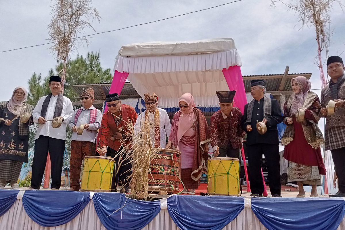 Tampilkan budaya lokal, Bupati apresiasi Geopark Aua Sarumpun Festival