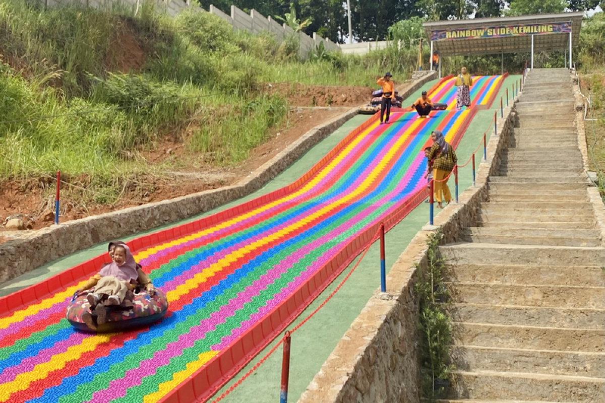 Meluncur di Wisata Rainbow Slide Bandarlampung