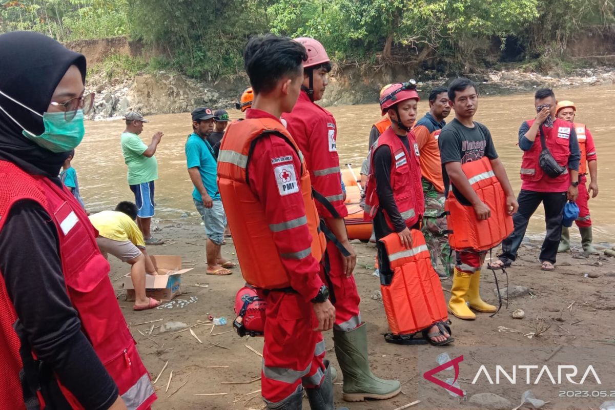 Personel PMI dikerahkan bantu pencarian korban tenggelam di Sungai Cimandiri