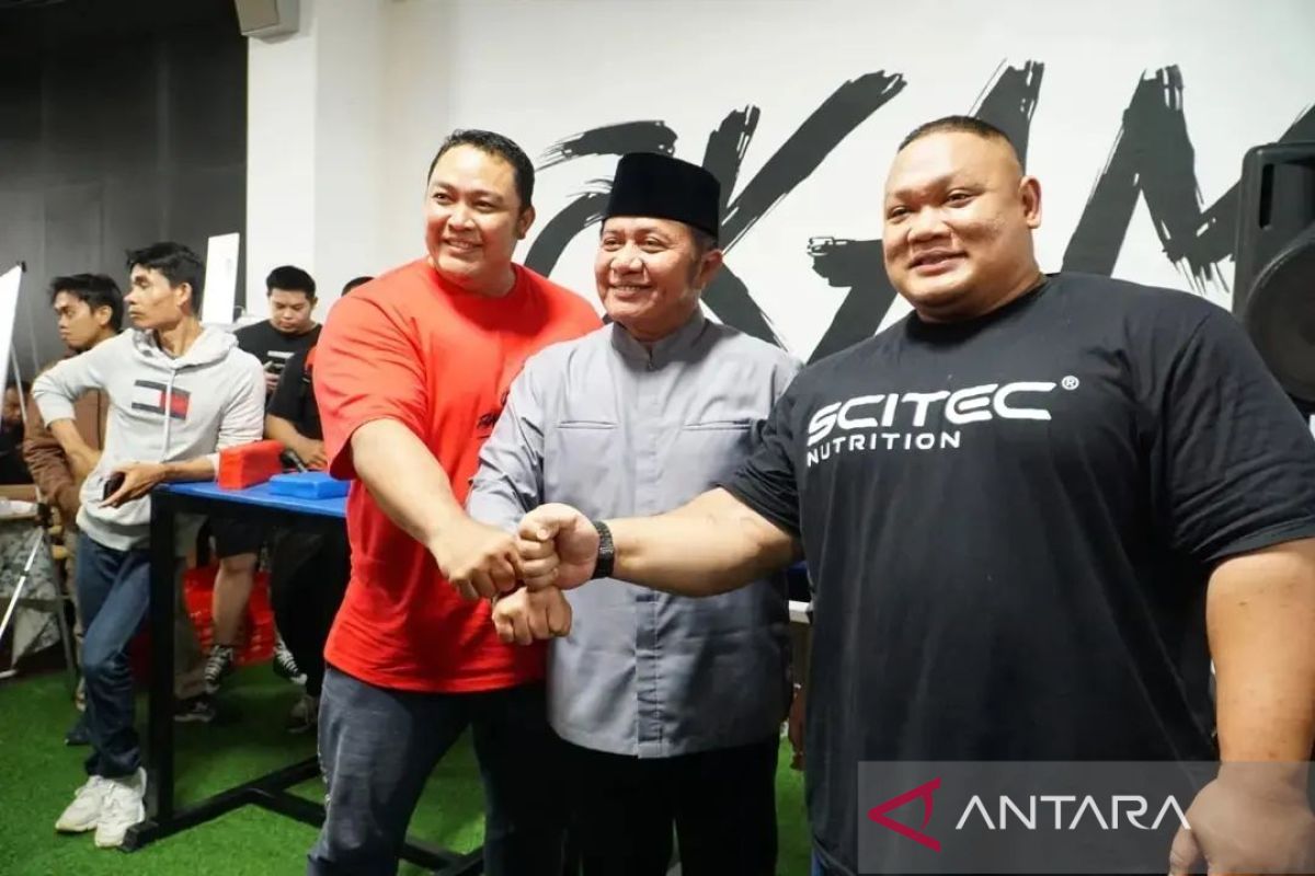 Pegiat panco Sumsel adu kuat sambil ajarkan pola hidup sehat