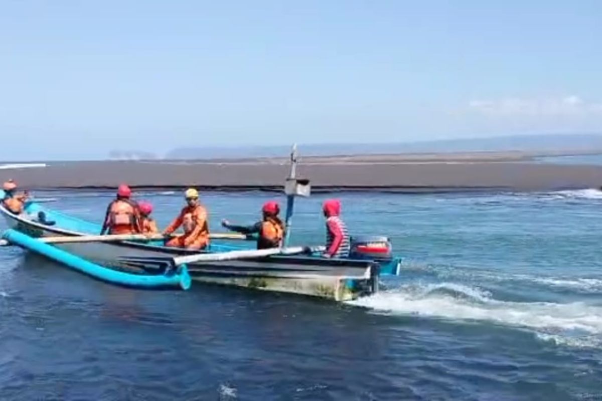 Dua nelayan hilang diterjang ombak di Jember belum ditemukan