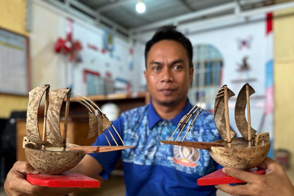 Rutan Selayar produksi miniatur perahu phinisi dari limbah batok kelapa