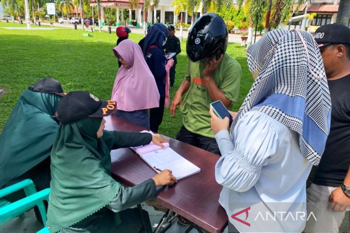 Sambil menangis histeris, perempuan berbusana ketat terobos razia tim gabungan di Aceh Barat