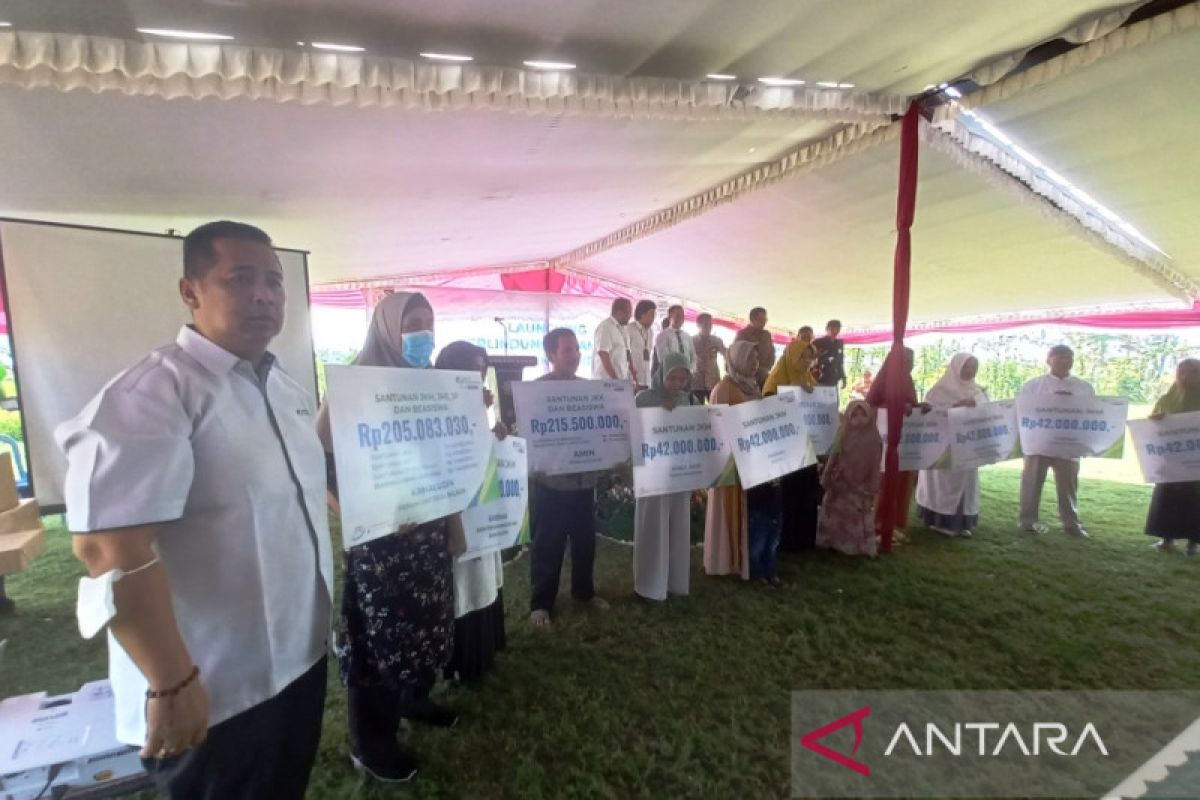 BPJAMSOSTEK menyerahkan santunan senilai Rp562,63 juta di Lombok Timur