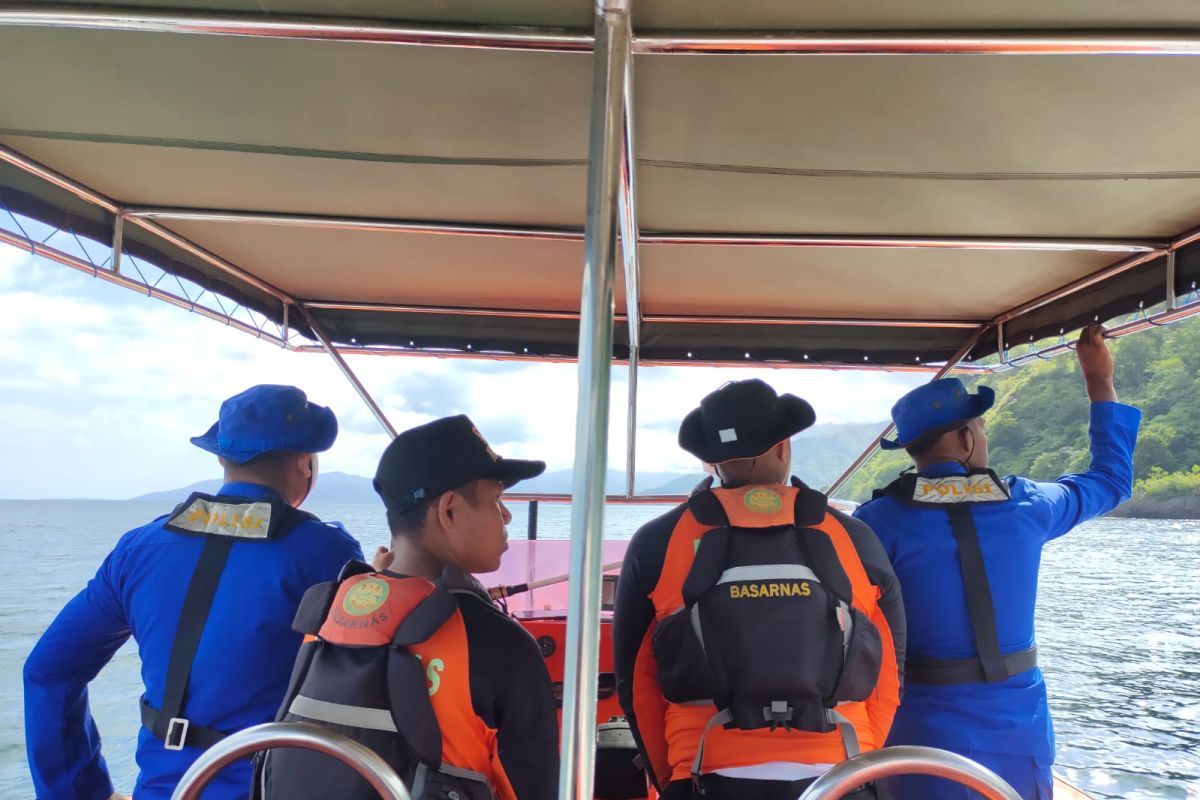 Ditpolairud Polda Maluku masih mencari nelayan yang hilang di laut