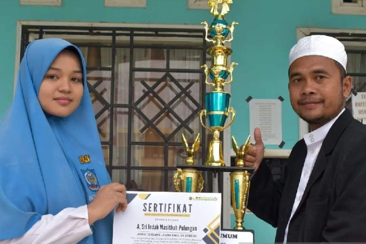 Santriyah Ponpes Al - Mukhlisin Palas ini juarai lomba pidato bahasa inggris UIN Alauddin Makassar