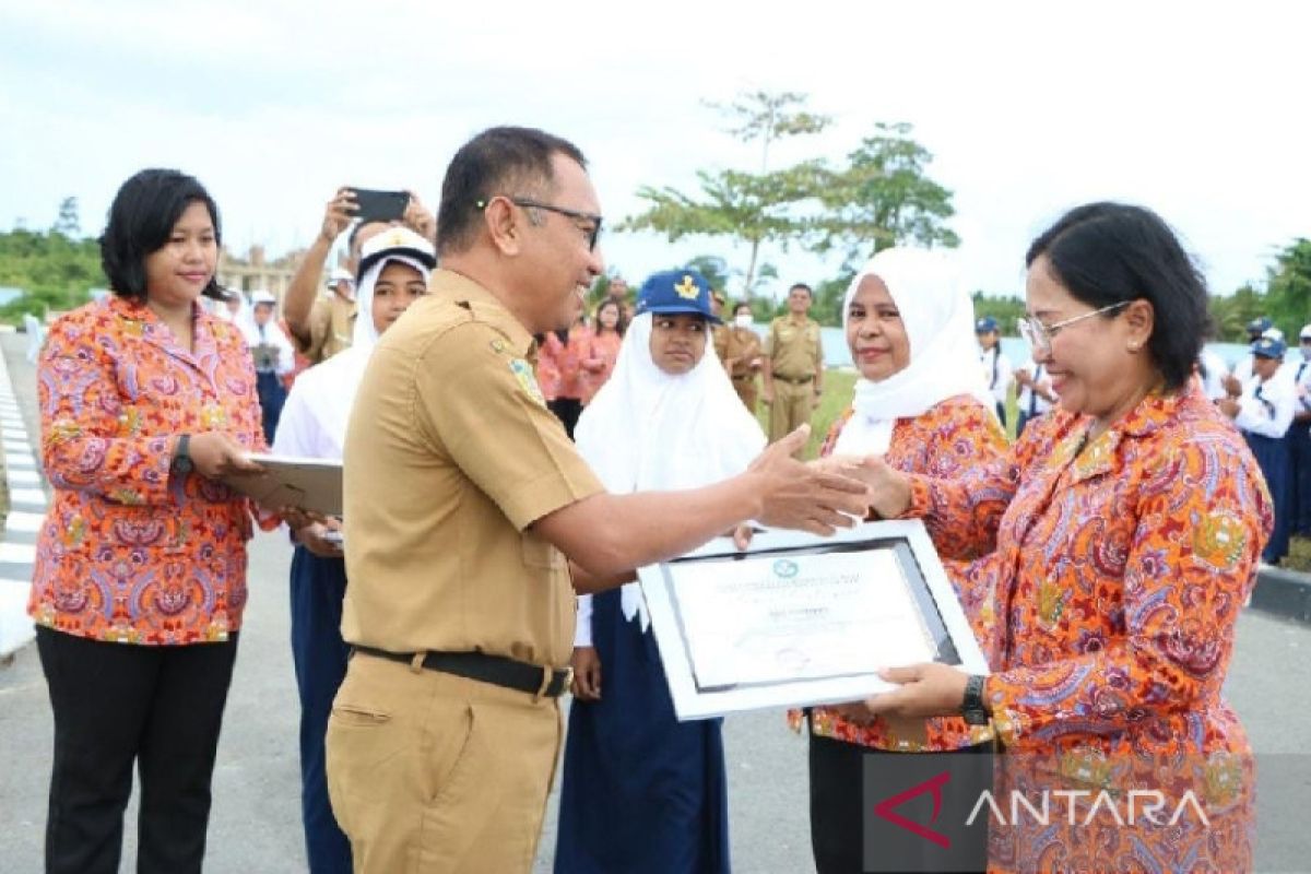 Ministry provides scholarships to 200 high school graduates from Biak