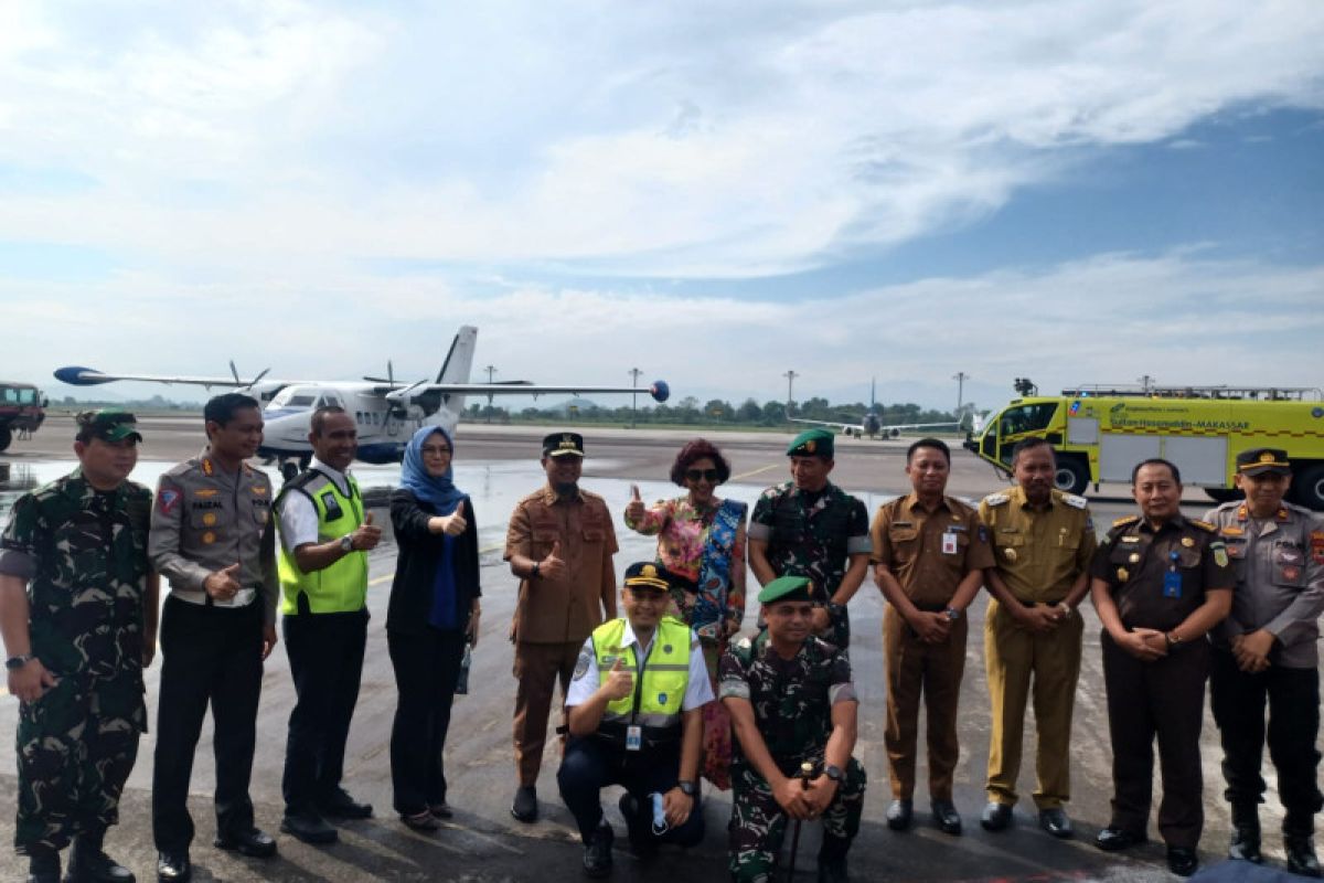 Gubernur Sulsel luncurkan penerbangan perdana Makassar-Masamba Lutra