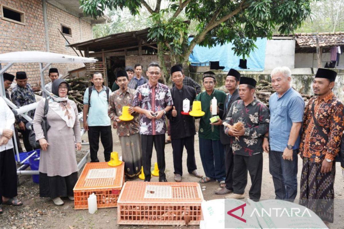 Pemkab OKU Timur salurkan bantuan modal usaha untuk santri pondok pesantren