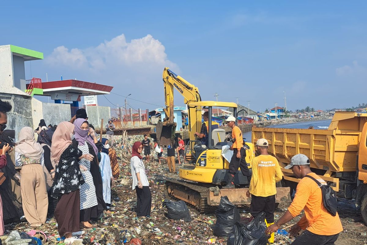 Pemprov Banten bantu tangani sampah di Pantai Labuan