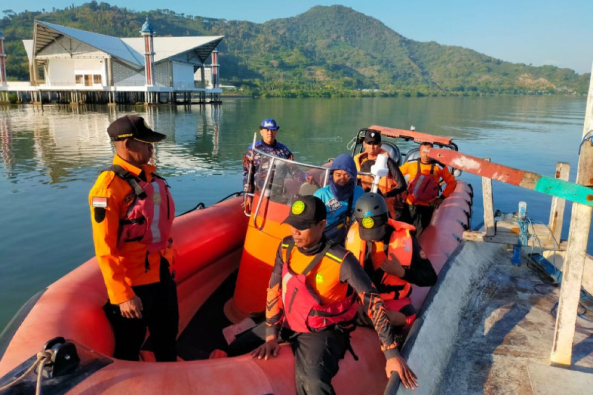 Tim SAR gabungan mengevakuasi tiga orang pemancing yang terdampar di laut Bima