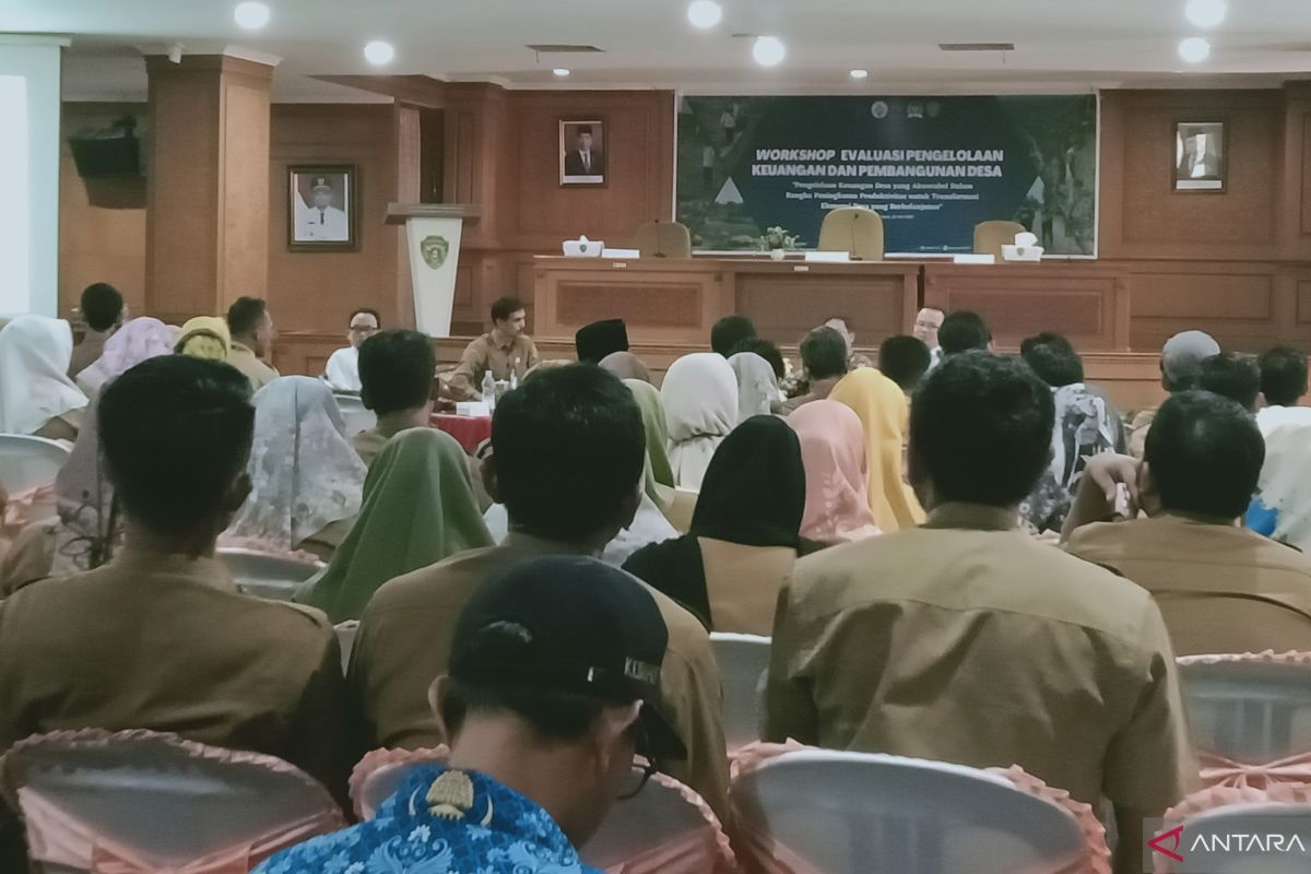 DPMD Penajam bekali aparat desa kemampuan  pengelolaan keuangan