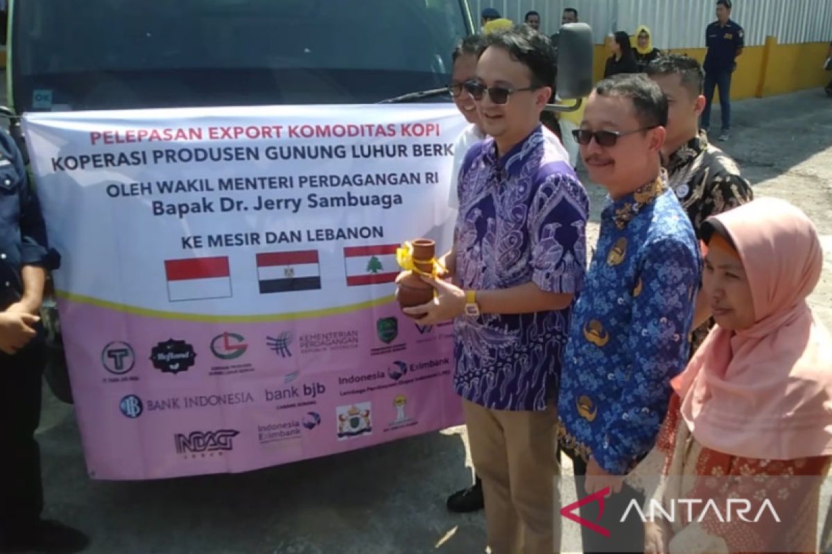 Wamendag lepas ekspor puluhan ton kopi produk koperasi di Subang ke Timur Tengah