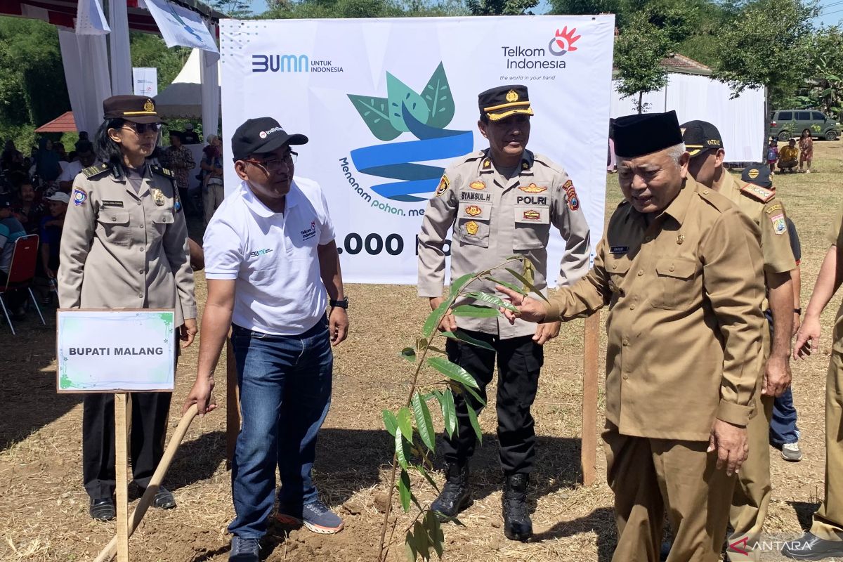 Telkom salurkan 10 ribu pohon produksi dongkrak perekonomian warga Malang