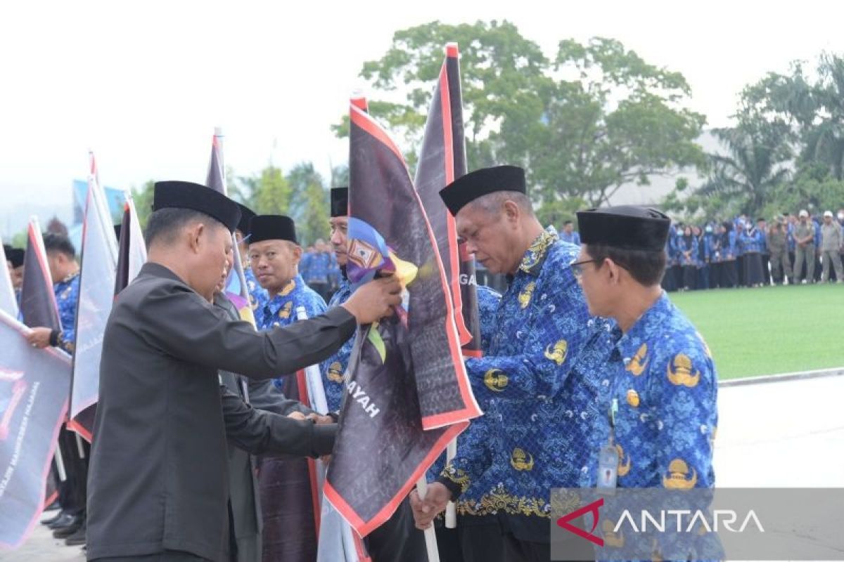 Pj.Wali Kota Kendari beri bendera hitam untuk 17 kelurahan