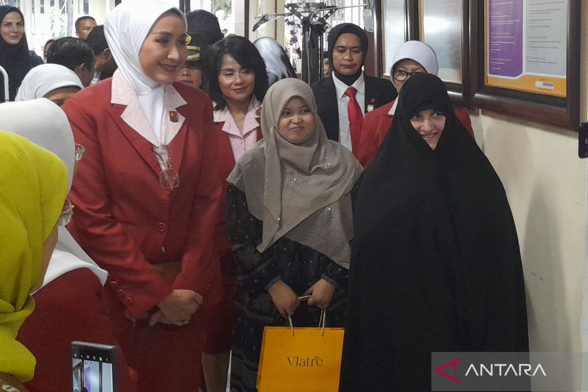 Ibu Negara Iran kunjungi Kowani, bahas peran perempuan