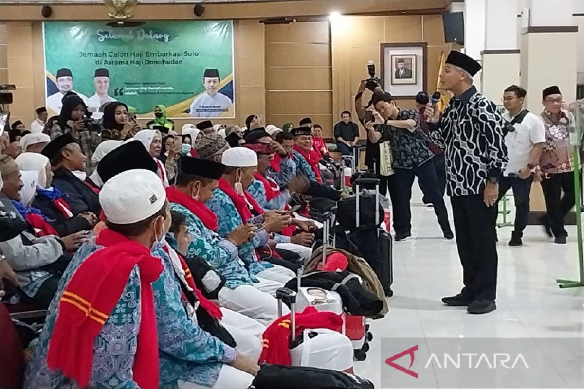 Gubernur semangati calon haji kloter pertama Embarkasi Solo