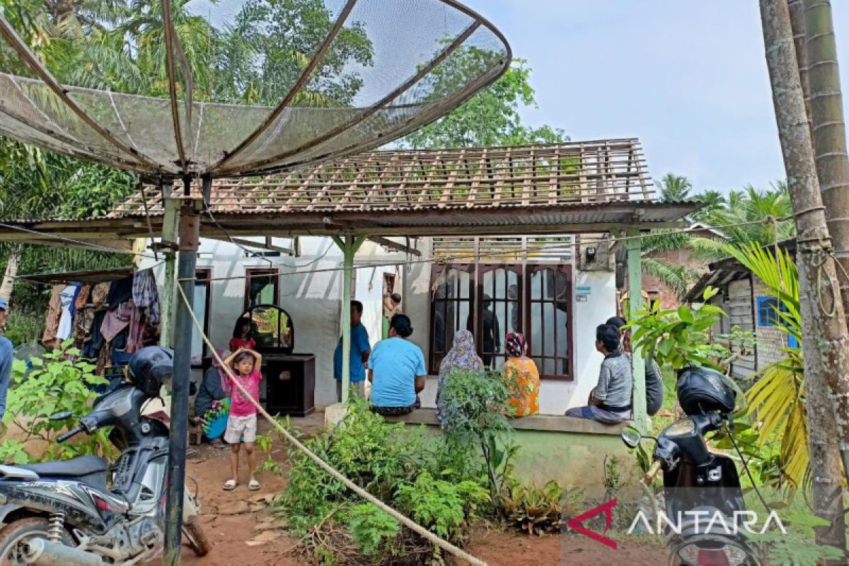 Rumah warga di Sridadi rusak akibat sambar petir