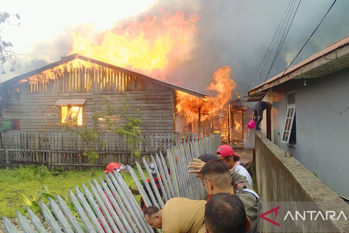 Kebakaran sekolah dan rumah warga di Tanjung Selor