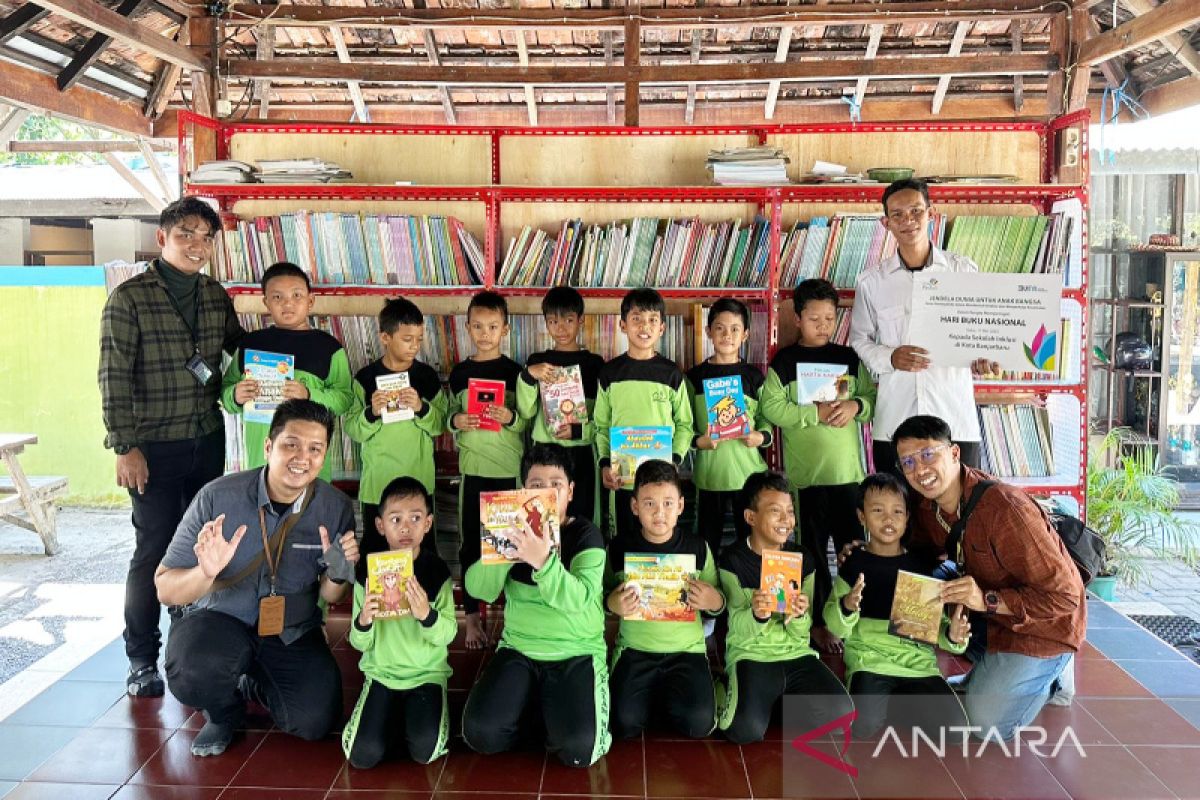 PLN donasi buku tingkatkan literasi di tengah banjirnya konten digital