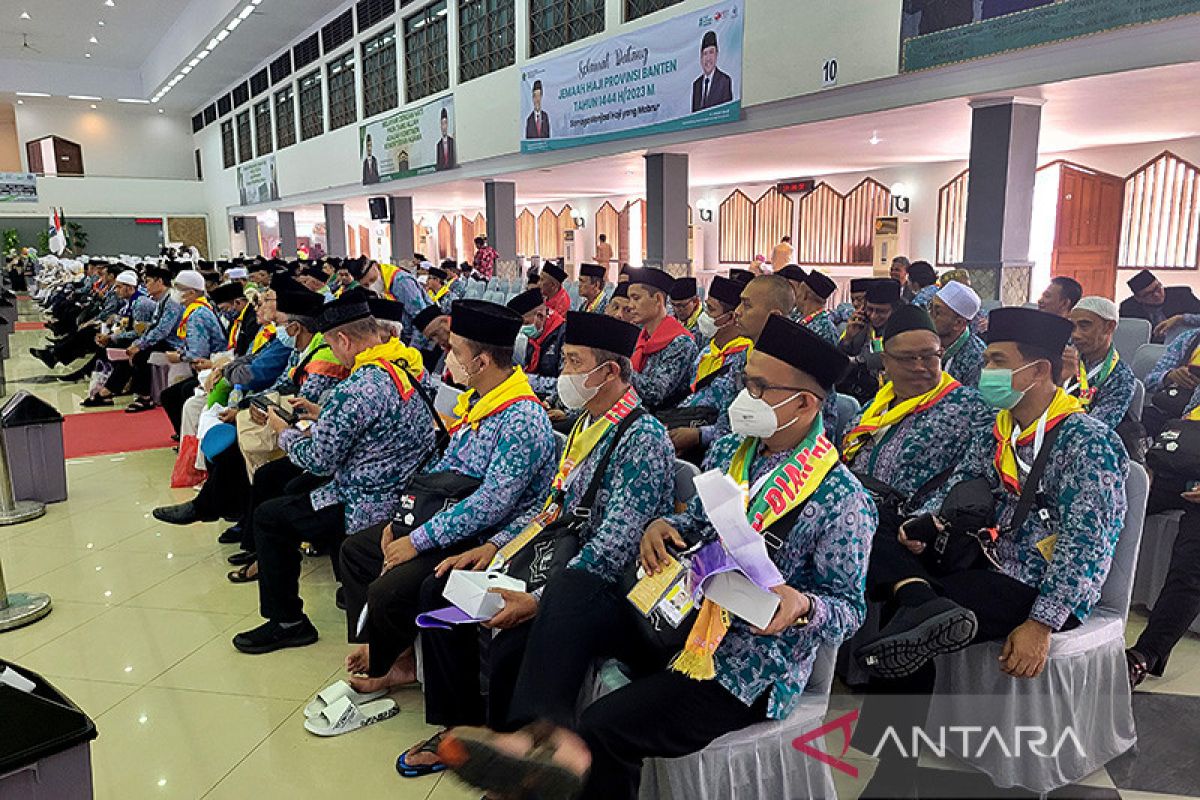 Ratusan calon haji RI kloter pertama padati Embarkasi Jakarta